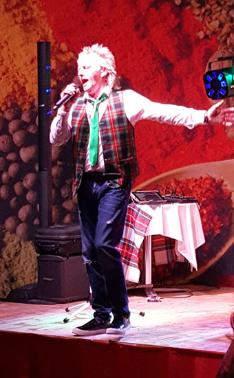 Rod Stewart look alike entertains